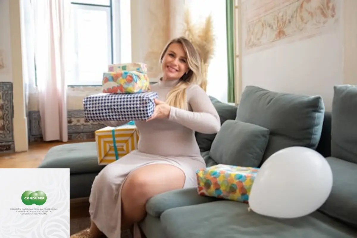 Madre con regalos Foto: Pexels/Condusef