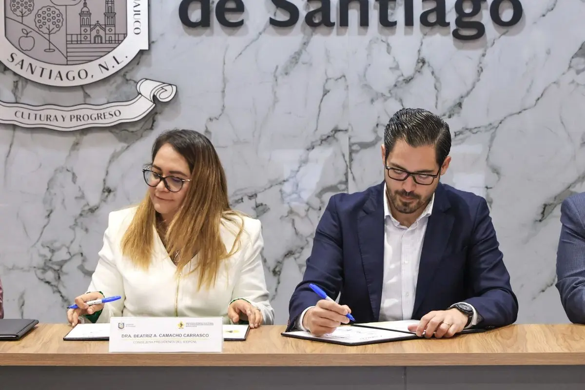 David de la Peña, alcalde de Santiago firmando carta compromiso Foto: Gobierno de Santiago