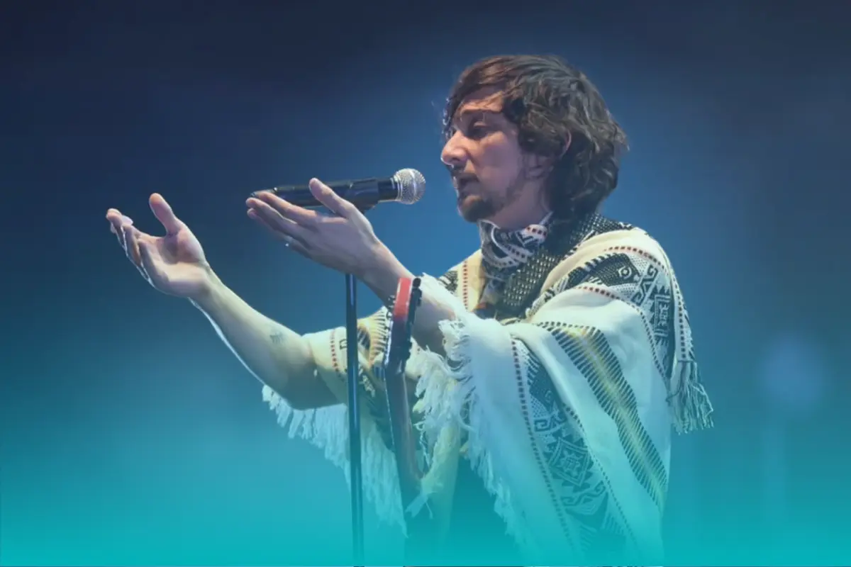 León Larregi cantando en el Estadio GNP (Foto: @zoetheband / Canva)