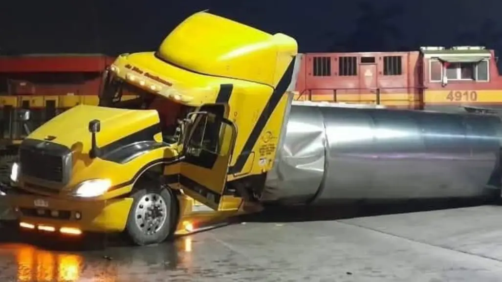Pipa de 35 mil litros vuelca al ser embestida por tren en Ciudad Madero