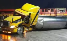 Pipa de 35 mil litros vuelca al ser embestida por tren en Ciudad Madero