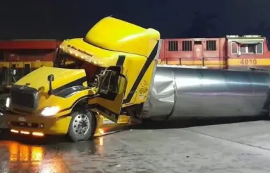 Pipa de 35 mil litros vuelca al ser embestida por tren en Ciudad Madero