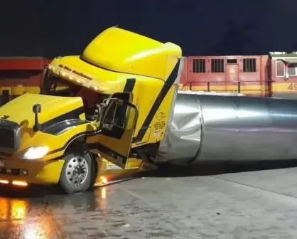 Pipa de 35 mil litros vuelca al ser embestida por tren en Ciudad Madero