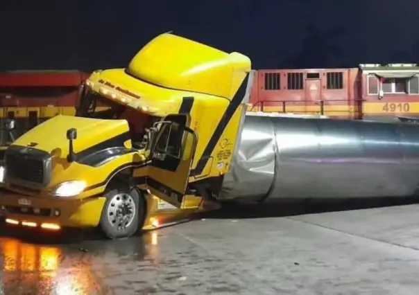 Pipa de 35 mil litros vuelca al ser embestida por tren en Ciudad Madero