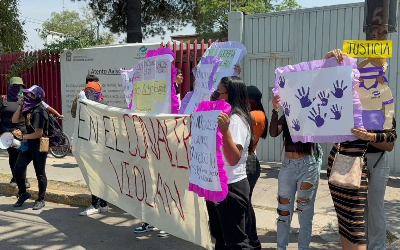 Manifestantes bloquean de forma intermitente la vía Gustavo Baz, frente al Conalep en Tlalnepantla, para exigir justicia por un presunto caso de abuso sexual dentro del plantel. Foto: Fernando Cruz