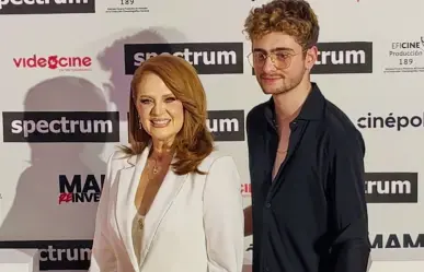 Érika Buenfil llegó bien acompañada al estreno de su película