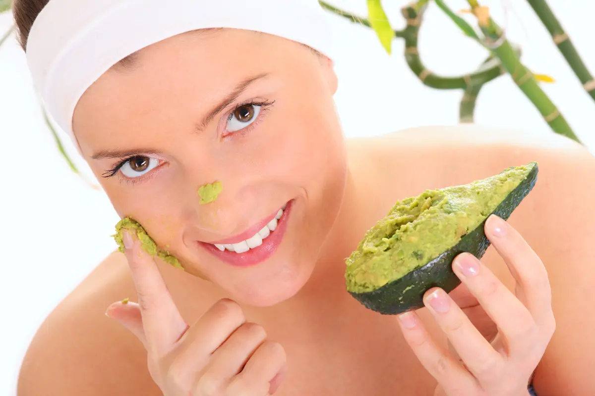 El aguacate es rico en nutrientes para la salud del organismo, incluida la piel, el mejor aliado para una rutina de belleza. Foto: Canva