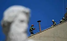 Fieles esperan la primera fumata del Cónclave