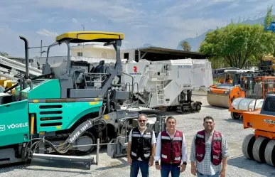 Manuel Guerra Cavazos entrega vehículos al DIF de García y maquinaria para pavimentación