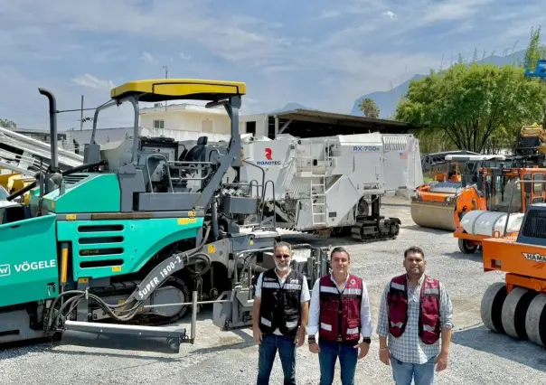 Manuel Guerra Cavazos entrega vehículos al DIF de García y maquinaria para pavimentación