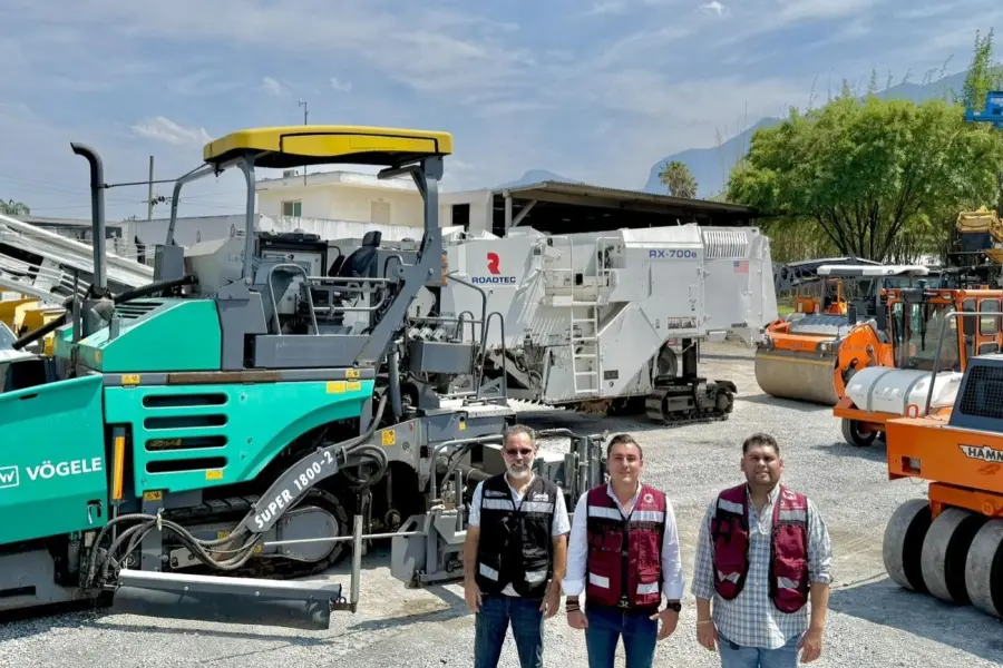 Manuel Guerra Cavazos entrega vehículos al DIF de García y maquinaria para pavimentación