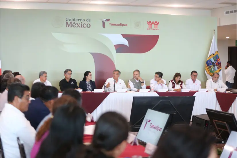 Reunión de trabajo entre el gobernador Américo Villarreal y el director general del Infonavit, Octavio Romero, junto a desarrolladores de vivienda en el sur de Tamaulipas. Foto: Axel Hassel