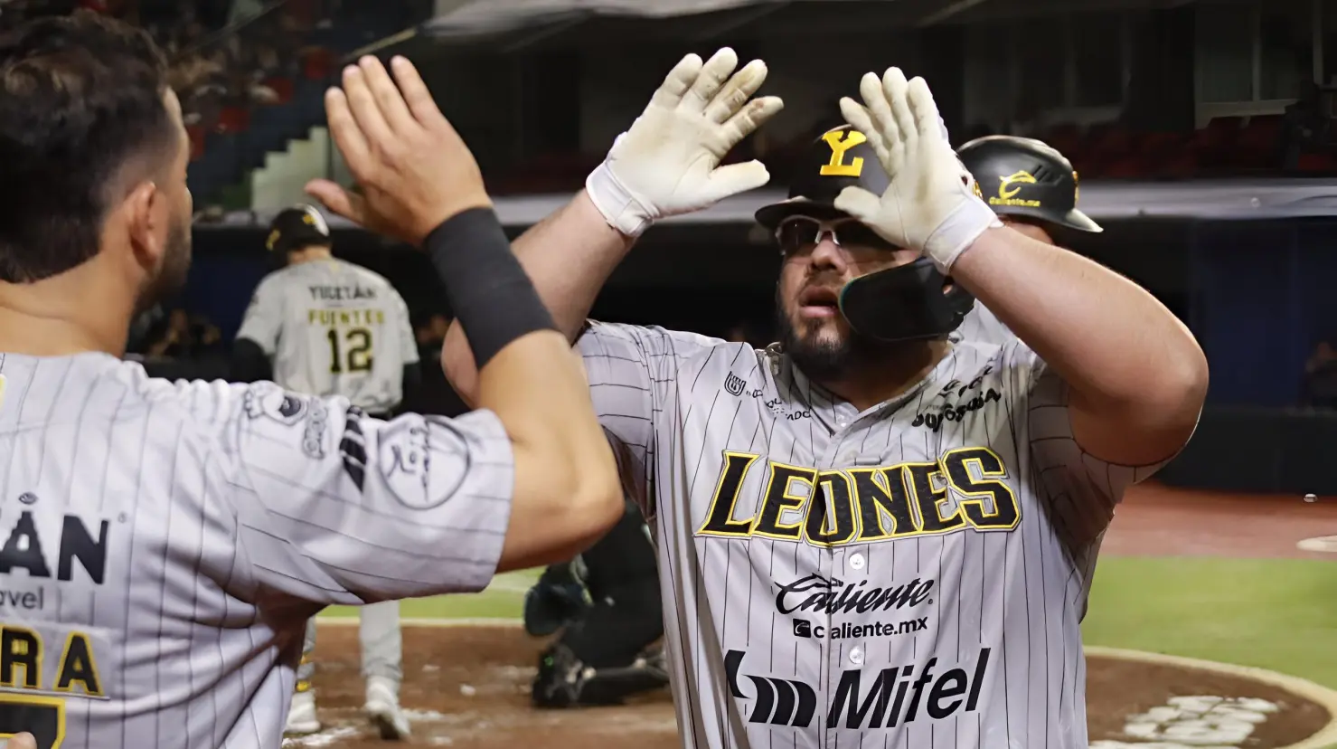 Luis Juárez “El Pepón” se voló la barda en dos ocasiones para impulsar la victoria de los Leones de Yucatán ante los Guerreros de Oaxaca.- Fuente Leones de Yucatán