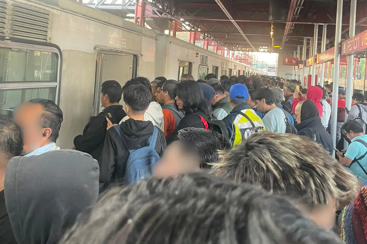 Personas esperando subir al Metro de CDMX. Foto: X (@RubCervantex)
