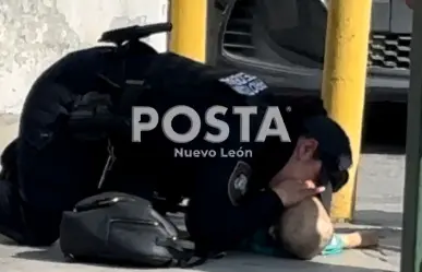 Policía salva a bebé afuera de la clínica 25 del IMSS en Monterrey