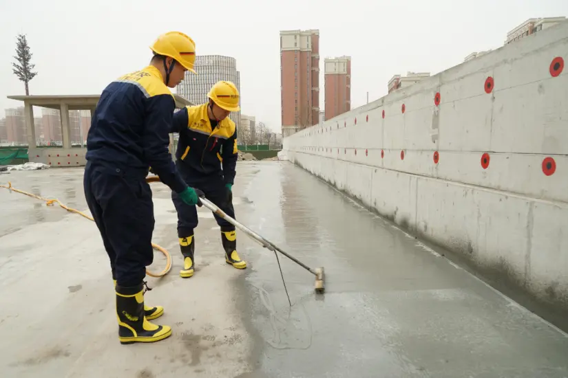 Las goteras son un inconveniente habitual pero puedes eliminarlas con un impermeabilizante económico y fácil de hacer en casa. Foto: Canva