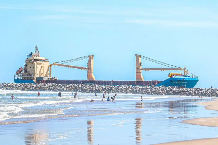 Escolleras de playa Miramar. Foto: Axel Hassel