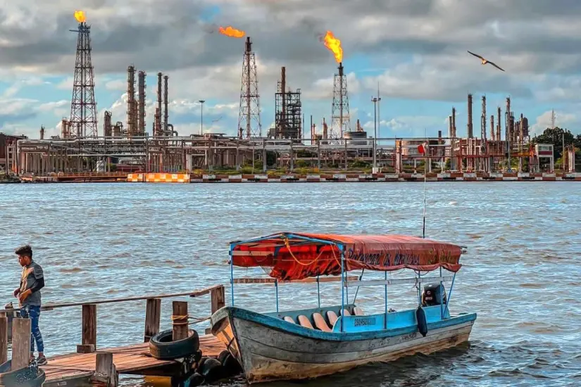 Refinería Francisco I. Madero vista desde Veracruz. Foto: Axel Hassel