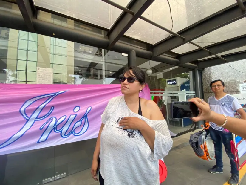 La activista Kika Flores fue agredida por personal de seguridad. Créditos: POSTA México/Rosalinda Morales. 