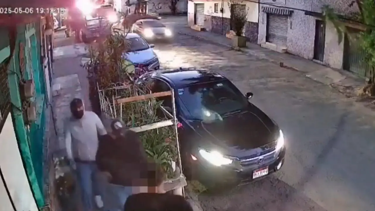 ¡Alerta en Naucalpan! Robo de vehículo preocupa a vecinos de la zona. Foto: @SoyNaucalpan