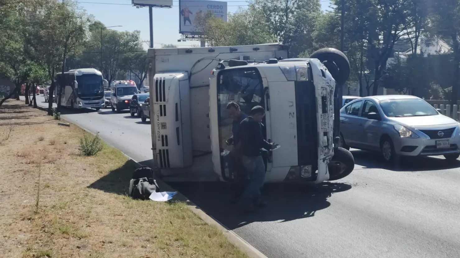 Así quedó un camión que volcó en Tlalpan. Foto: Ramón Ramírez