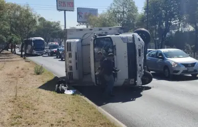 Camión volcó al circular a exceso de velocidad en Tlalpan