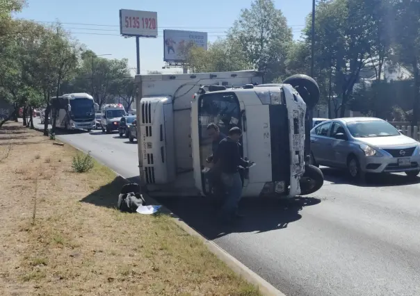 Camión volcó al circular a exceso de velocidad en Tlalpan