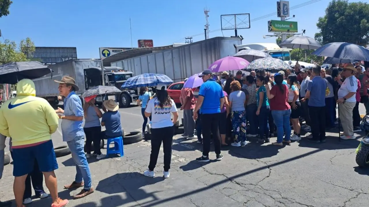 Vecinos de Ecatepec bloquean Vía Morelos por desabasto de agua. Foto: Cortesía