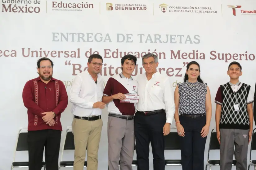 Reciben por parte del gobernador Américo Villarreal las tarjetas | Foto: gobierno de Tamaulipas