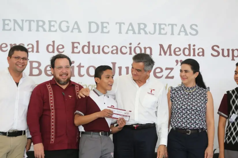 Reciben simbólicamente la tarjeta de la Beca Universal de Educación Media Superior 