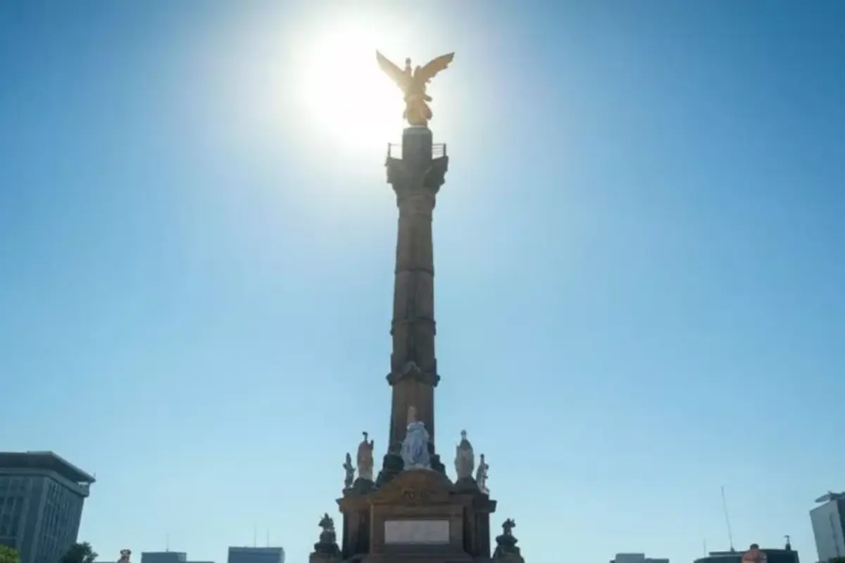 Calor de CDMX en el Ángel de la Independencia. Foto: Canva