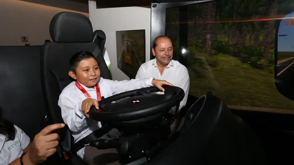 Pequeño Alberto cumple su sueño de ser operador del Va y Ven en Yucatán