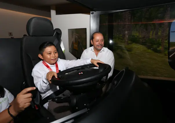Pequeño Alberto cumple su sueño de ser operador del Va y Ven en Yucatán
