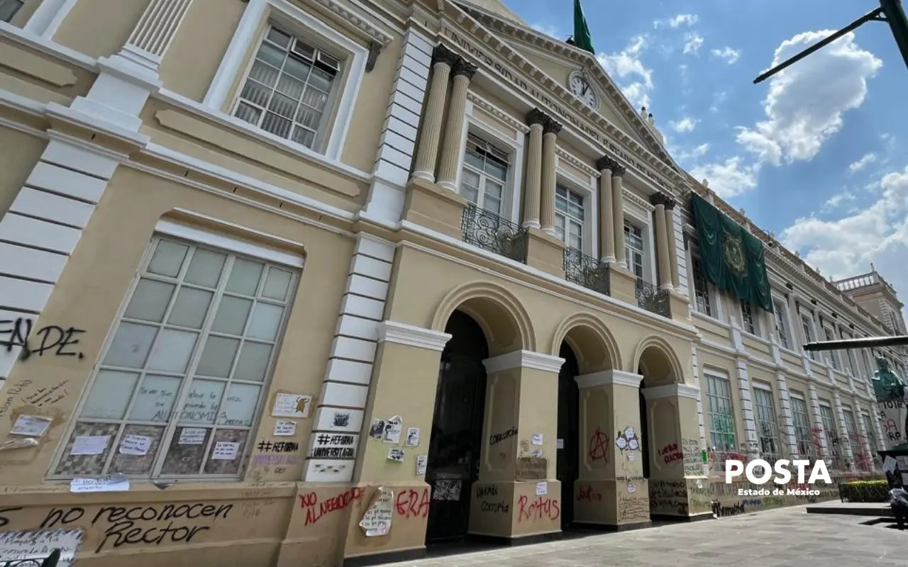 Estudiantes declararon la rectoría como “Casa del Estudiante” y continúan con mesas de trabajo mientras más facultades se suman al paro. Foto: Alberto Dzib