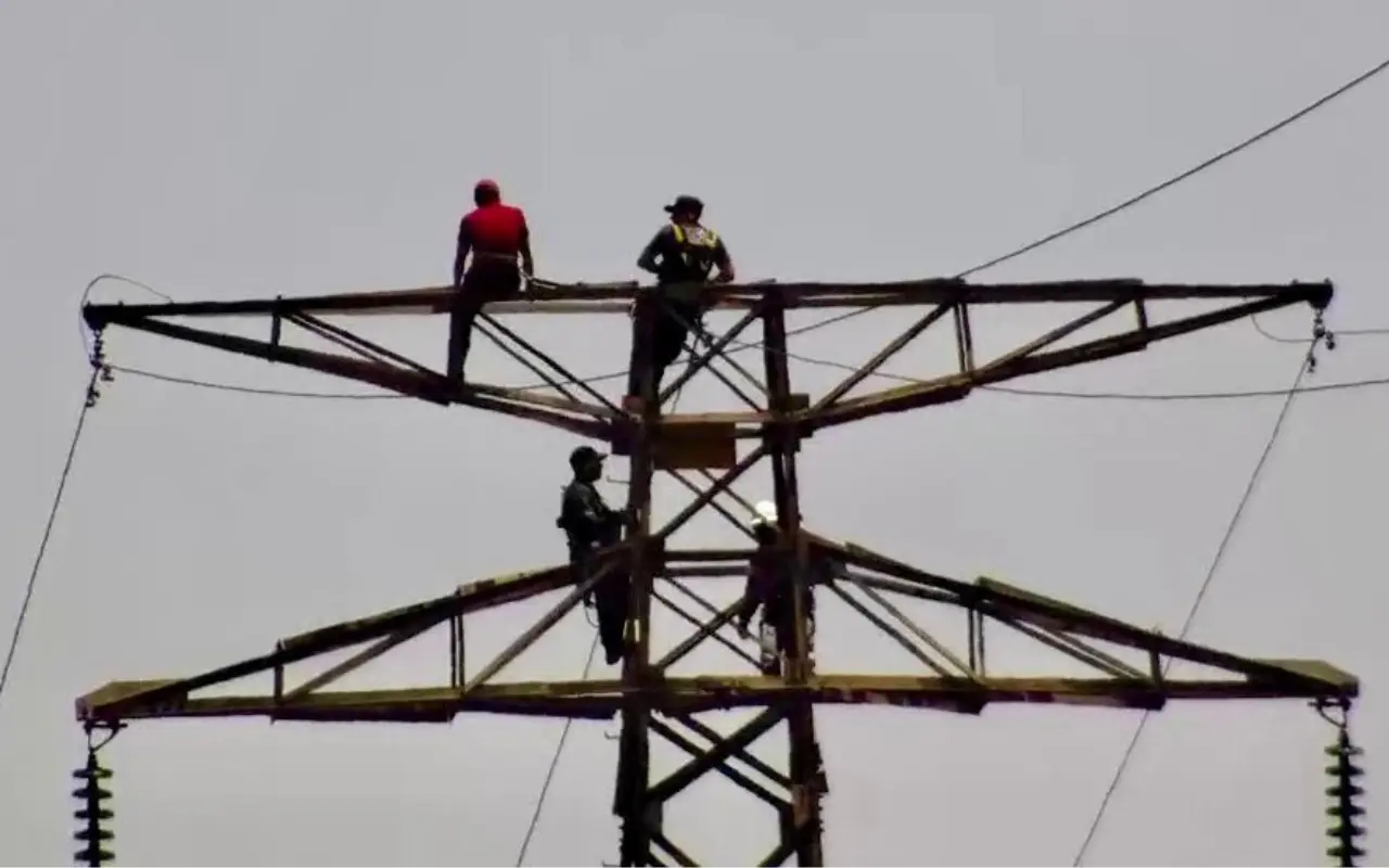 Elementos de emergencia aseguran al joven en lo alto de la torre antes de bajarlo con equipo especializado. Foto: Cortesía