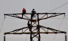 Bomberos de Nezahualcóyotl rescatan a joven que intenta lanzarse de torre eléctrica