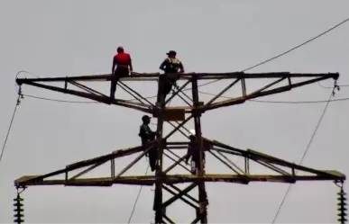 Bomberos de Nezahualcóyotl rescatan a joven que intenta lanzarse de torre eléctrica