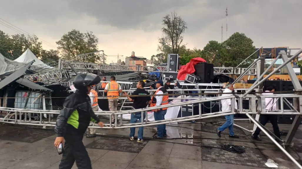 Se desploma escenario en la explanada de la GAM antes del festejo por el Día de las Madres