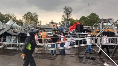 Se desploma escenario en la explanada de la GAM antes del festejo por el Día de las Madres