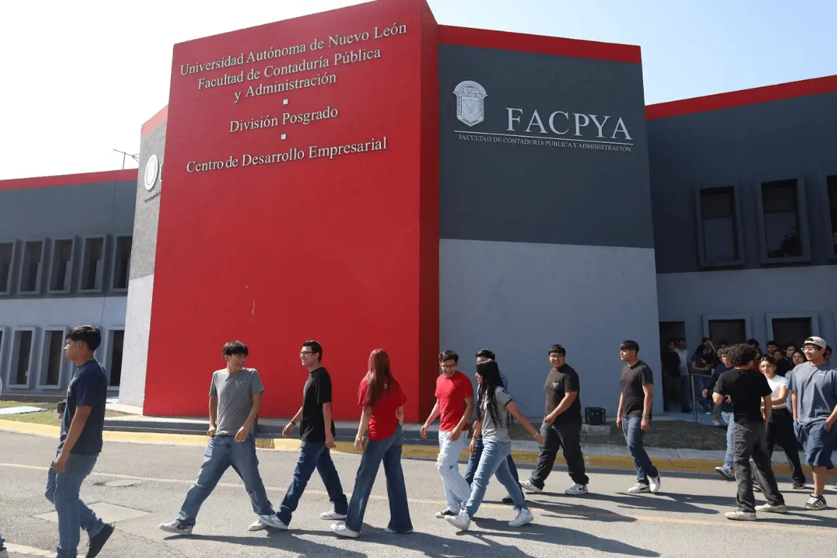 Con más de 150 participantes, el simulacro fortaleció el sentido de responsabilidad colectiva dentro de la facultad. Foto: UANL.