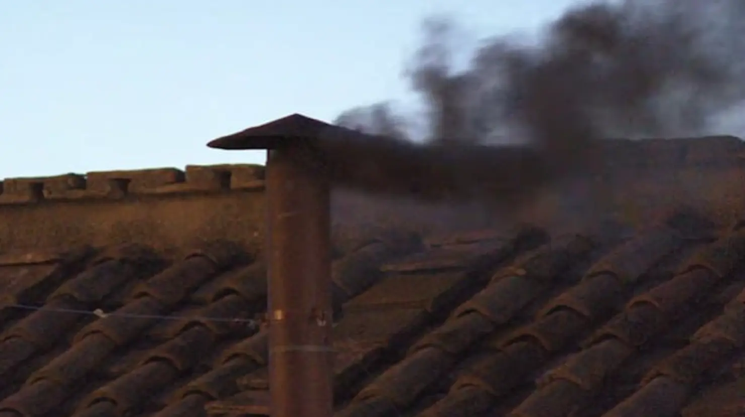 Humo negro sale en la Capilla Sixtina por segunda ocasión