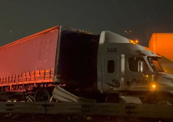 Accidente entre tráileres y camión paraliza la México-Querétaro en Coyotepec