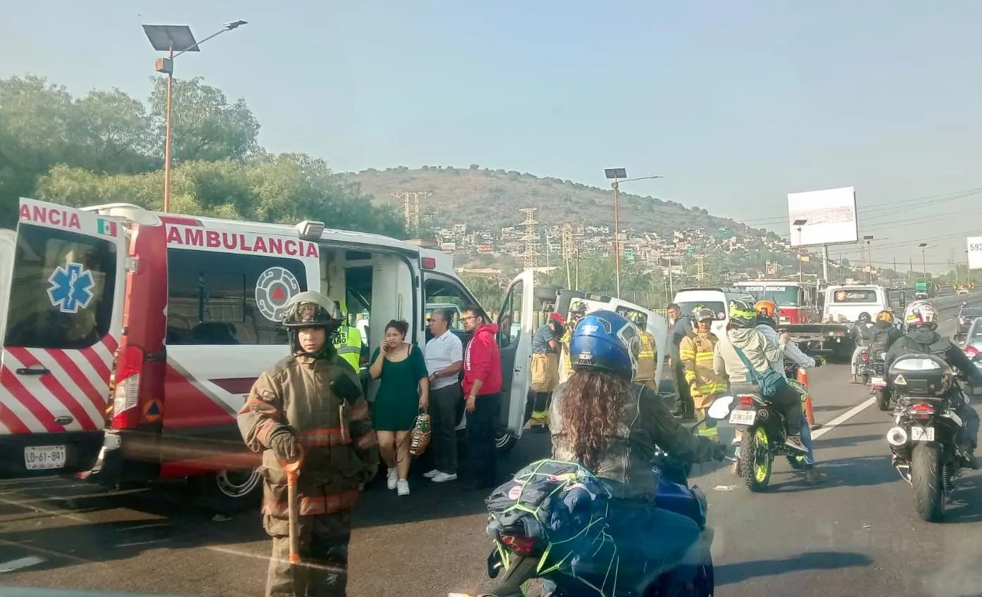 El aparente exceso de velocidad provocó la volcadura de un transporte público en la México-Pachuca. Imagen: Cortesía
