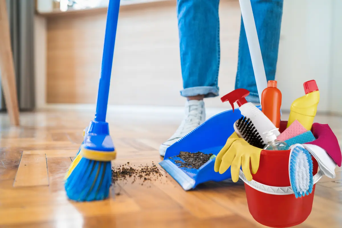Tener una escoba limpia disminuye los riesgos de salud a los habitantes del hogar. Foto: Canva