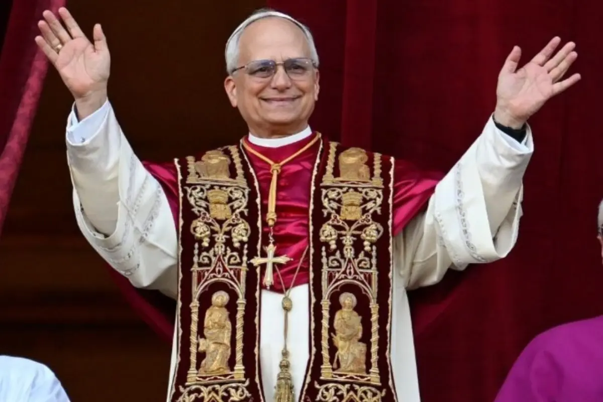 Papa León XlV saludando por primera vez al mundo Foto: X(Twitter) @VaticanNews