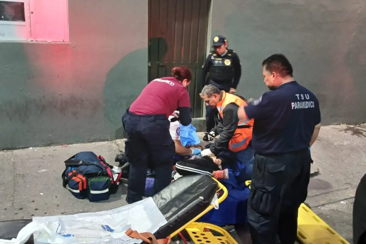 Policías apoyando a mujer con su parto en plena calle. Foto: X @MetroCDMX