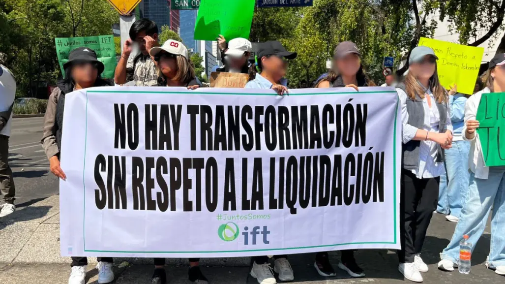 Trabajadores del extinto IFT bloquean Paseo de la Reforma, exigen pago de liquidaciones