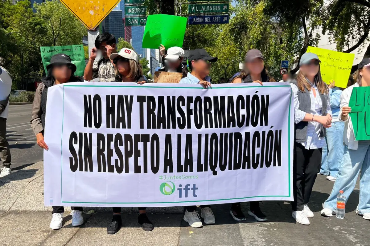 Trabajadores del extinto IFT bloqueando Paseo de la Reforma en CDMX. Foto: Laura Ávila