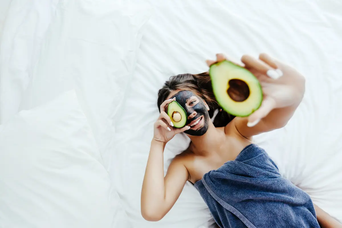 Las propiedades saludables del aguacate son excelentes aliadas para combatir el envejecimiento. Foto: Canva