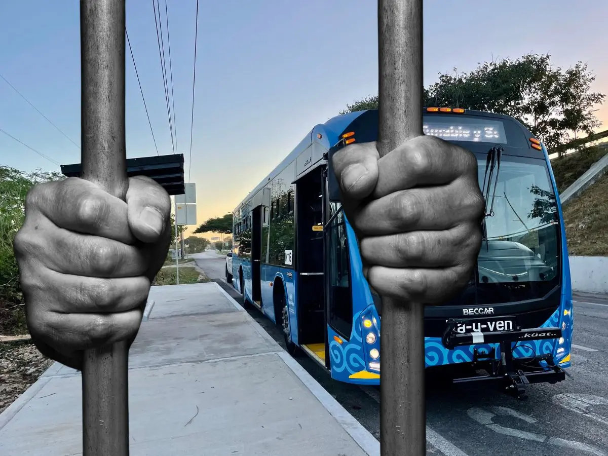 Por daño en propiedad ajena tras tirarle una botella de vidrio y un pedazo de block a una unidad de transporte Va y Ven, un sujeto pasará 2 años en prisión.- Fuente ATY y Canva